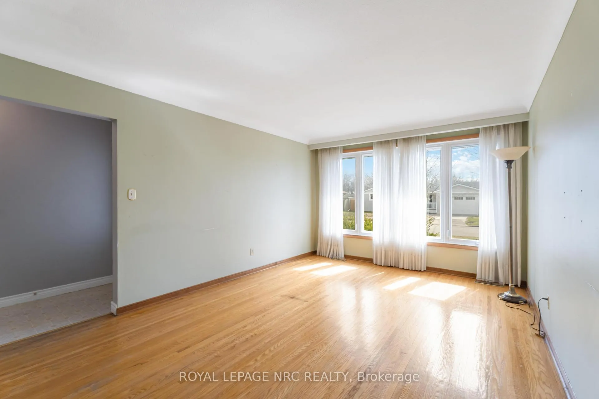 Photo 7 of 3987 Montcalm Crescent, Niagara Falls, Chippawa — HOMEH