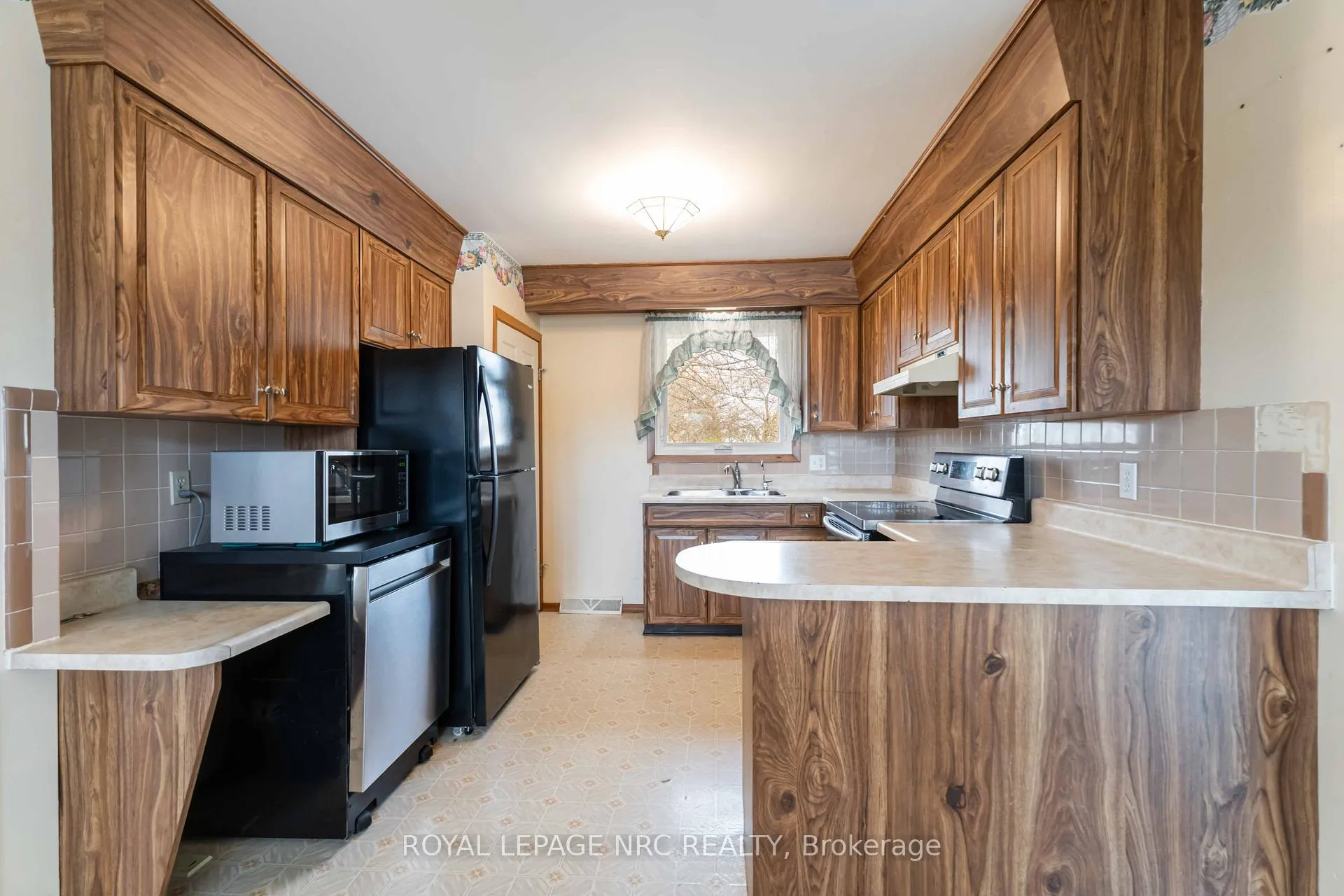 Photo 9 of 3987 Montcalm Crescent, Niagara Falls, Chippawa — HOMEH