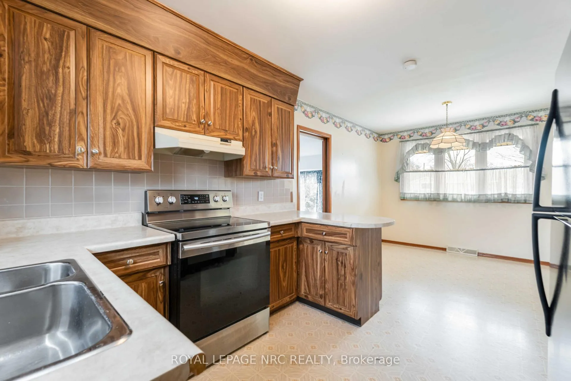 Photo 10 of 3987 Montcalm Crescent, Niagara Falls, Chippawa — HOMEH