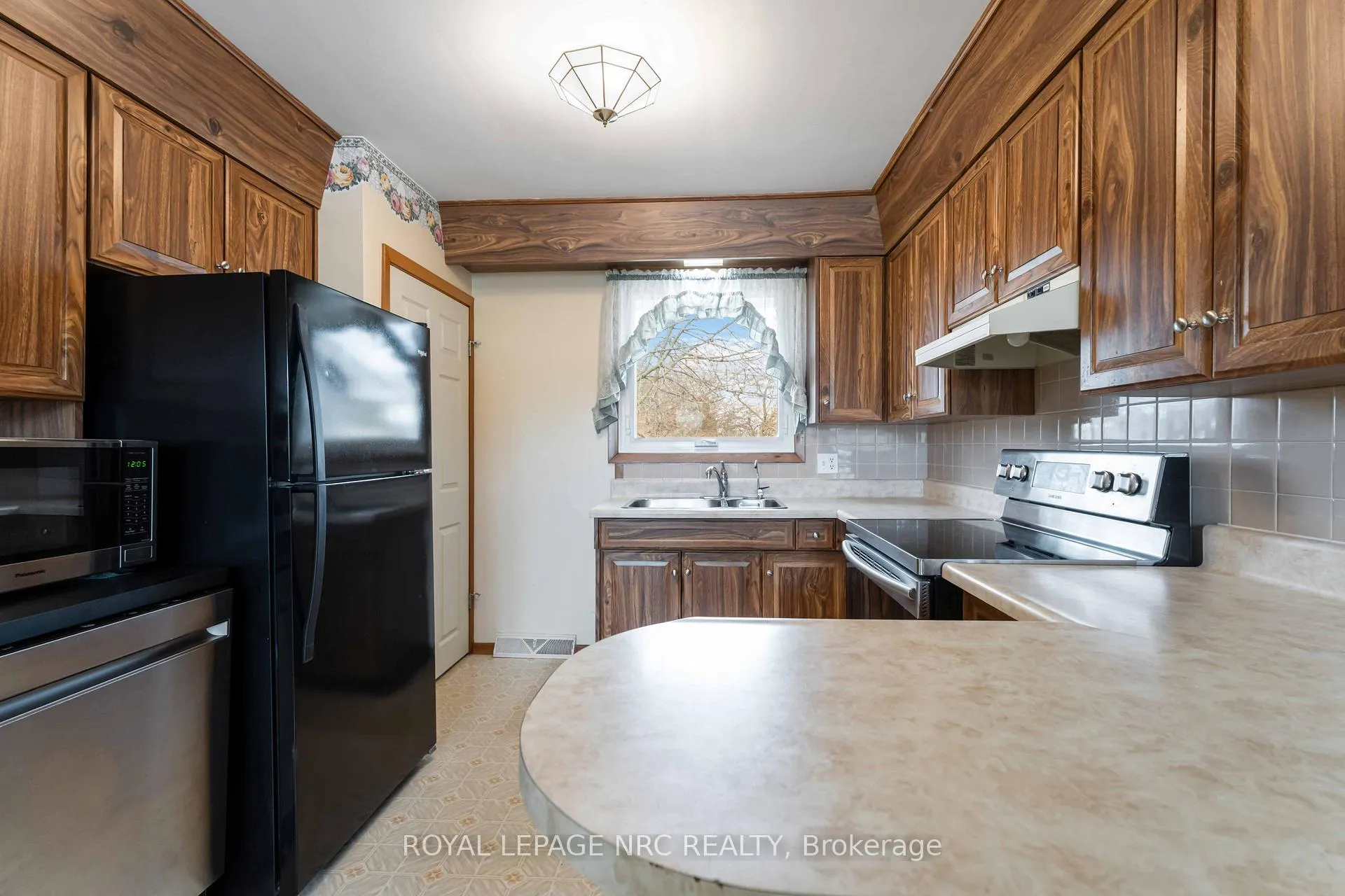 Photo 13 of 3987 Montcalm Crescent, Niagara Falls, Chippawa — HOMEH
