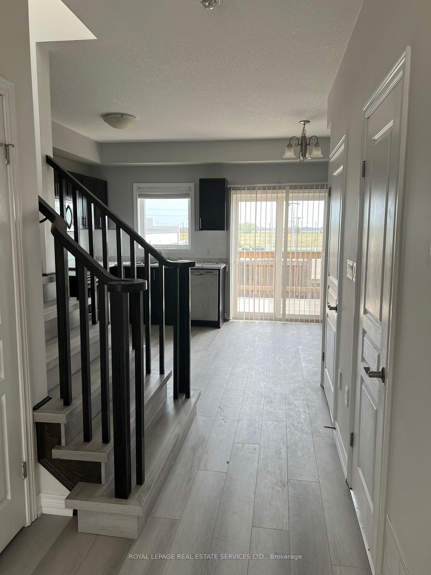 Photo 2 of 68 Bloom Crescent, Hamilton, Stoney Creek — HOMEH
