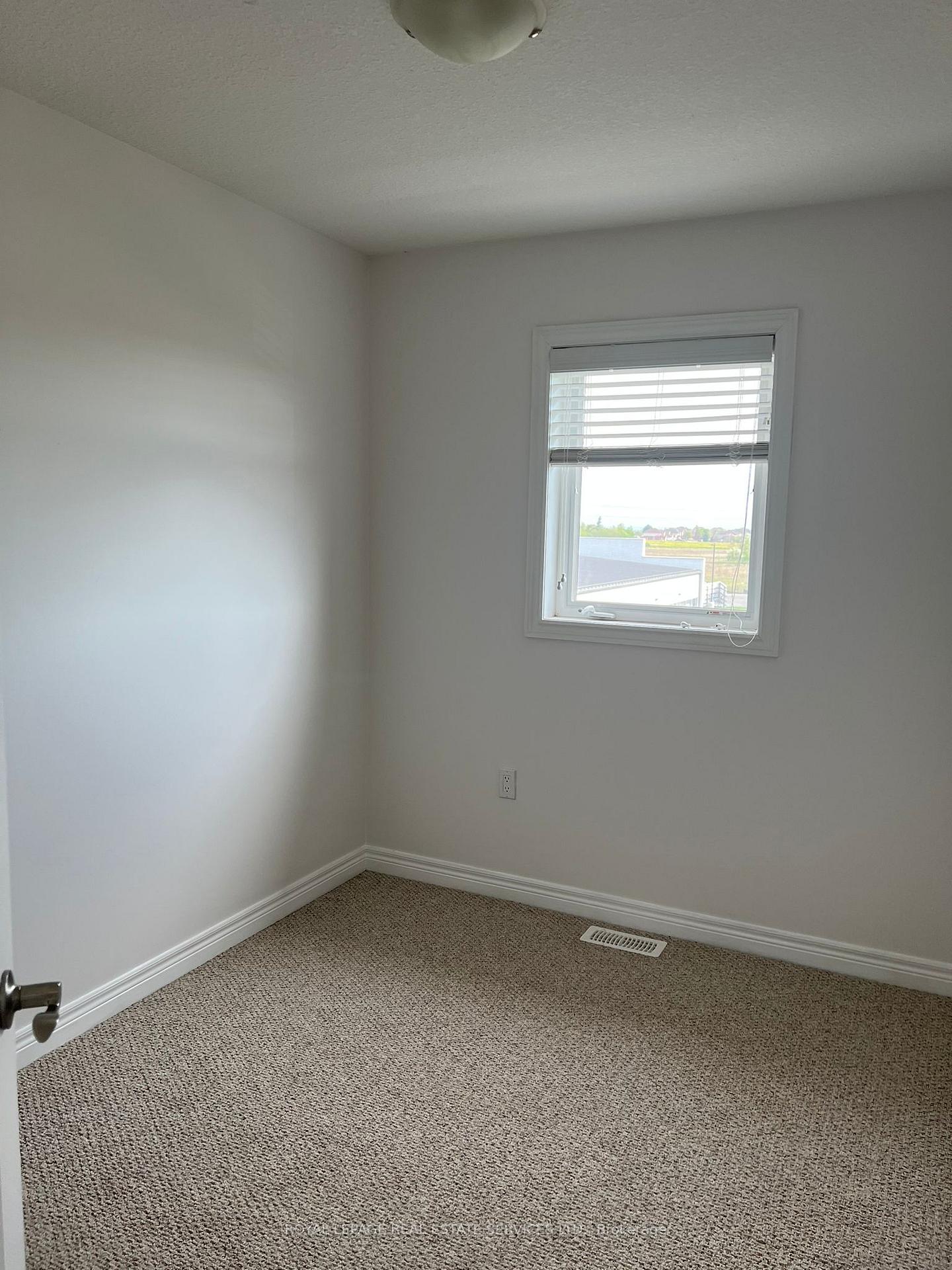 Photo 15 of 68 Bloom Crescent, Hamilton, Stoney Creek — HOMEH