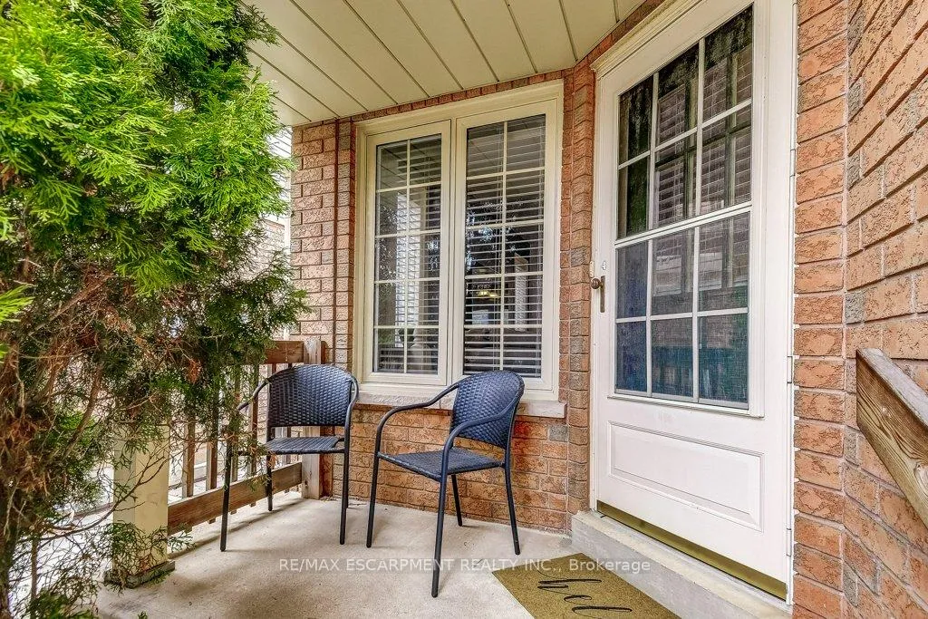 Photo 3 of 4 Harnesworth Crescent, Hamilton, Waterdown — HOMEH