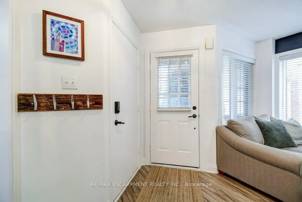 Photo 4 of 4 Harnesworth Crescent, Hamilton, Waterdown — HOMEH