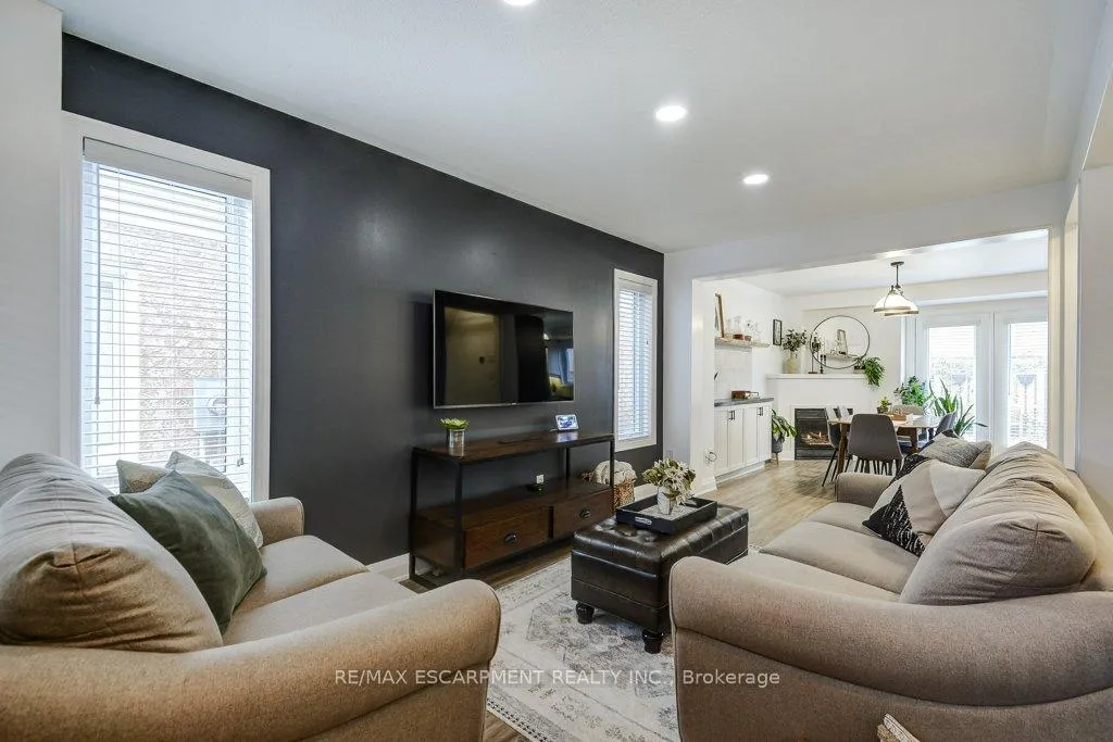 Photo 5 of 4 Harnesworth Crescent, Hamilton, Waterdown — HOMEH