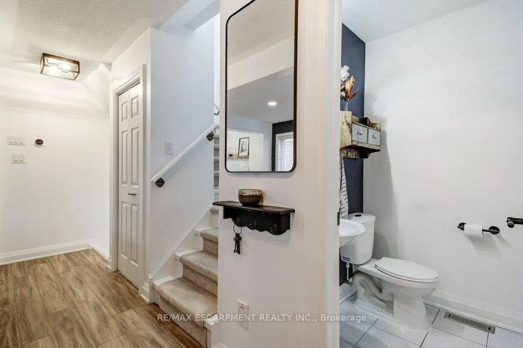 Photo 6 of 4 Harnesworth Crescent, Hamilton, Waterdown — HOMEH