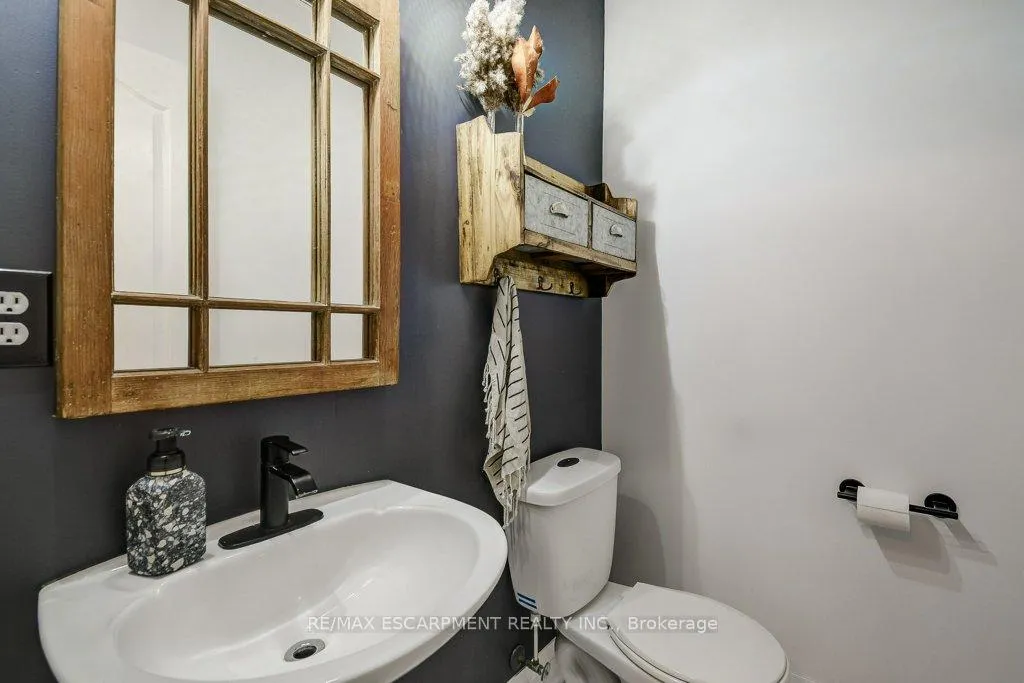 Photo 7 of 4 Harnesworth Crescent, Hamilton, Waterdown — HOMEH