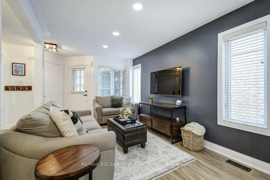 Photo 8 of 4 Harnesworth Crescent, Hamilton, Waterdown — HOMEH
