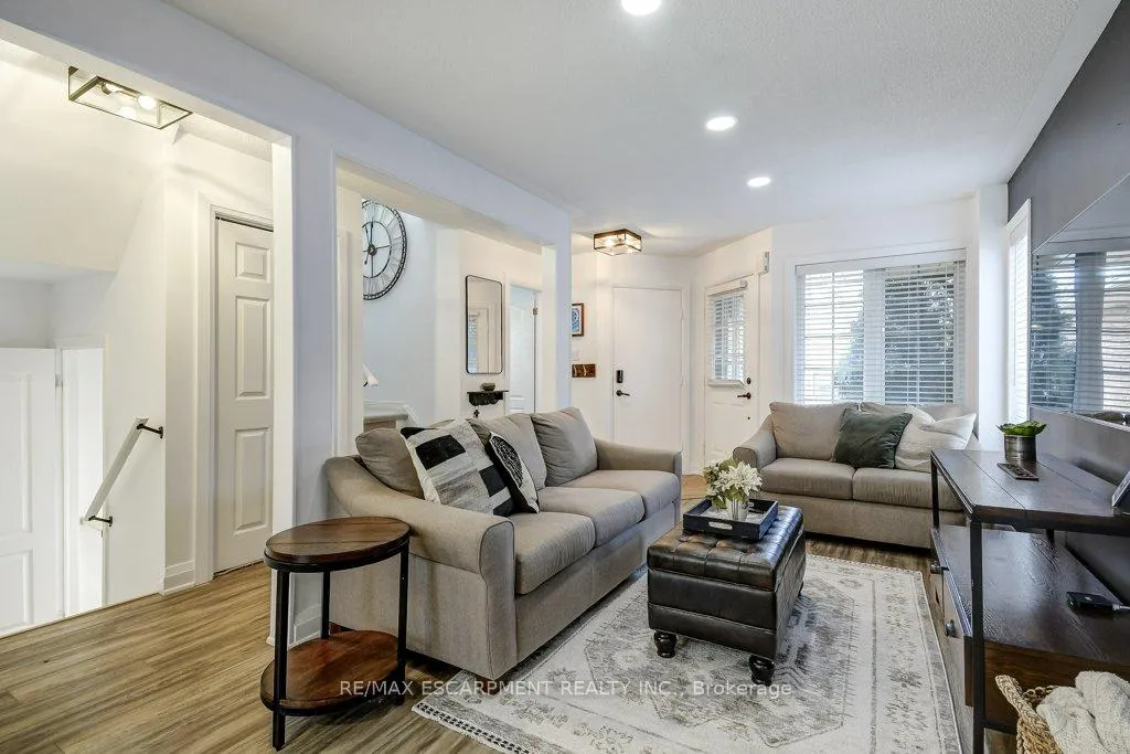 Photo 9 of 4 Harnesworth Crescent, Hamilton, Waterdown — HOMEH