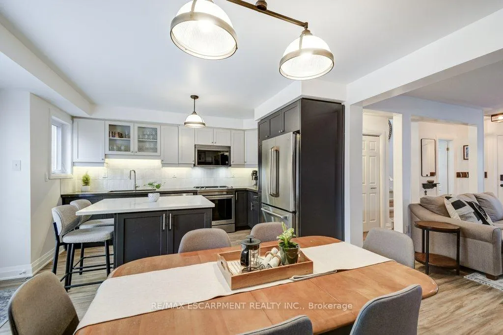 Photo 12 of 4 Harnesworth Crescent, Hamilton, Waterdown — HOMEH