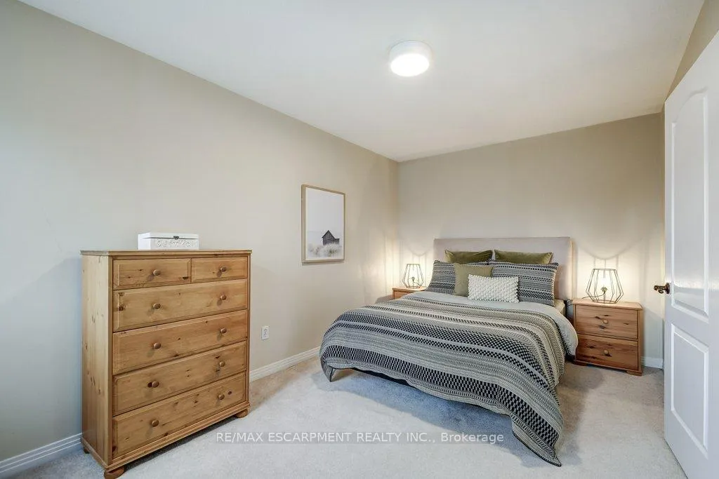 Photo 17 of 4 Harnesworth Crescent, Hamilton, Waterdown — HOMEH