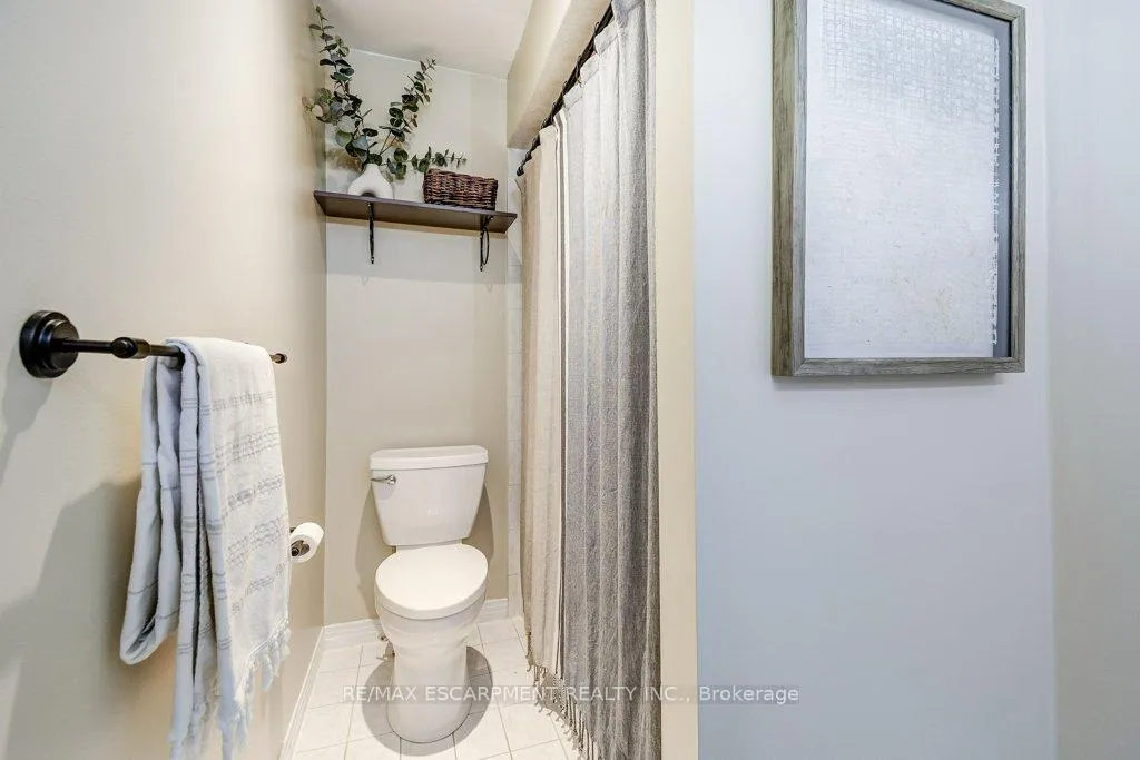 Photo 19 of 4 Harnesworth Crescent, Hamilton, Waterdown — HOMEH