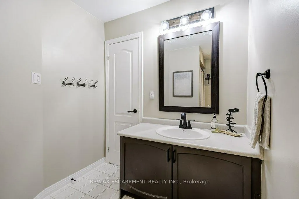 Photo 20 of 4 Harnesworth Crescent, Hamilton, Waterdown — HOMEH
