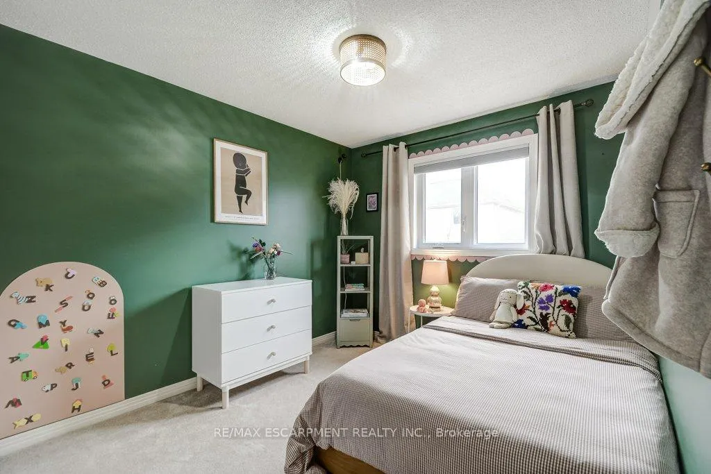 Photo 21 of 4 Harnesworth Crescent, Hamilton, Waterdown — HOMEH