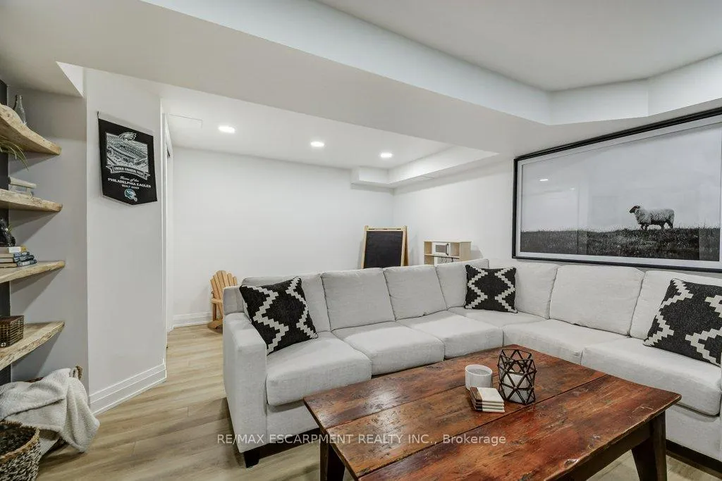 Photo 25 of 4 Harnesworth Crescent, Hamilton, Waterdown — HOMEH