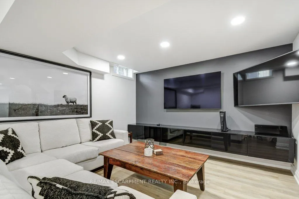 Photo 27 of 4 Harnesworth Crescent, Hamilton, Waterdown — HOMEH