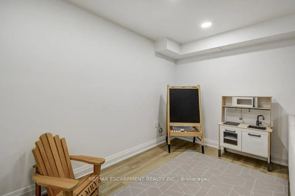 Photo 28 of 4 Harnesworth Crescent, Hamilton, Waterdown — HOMEH