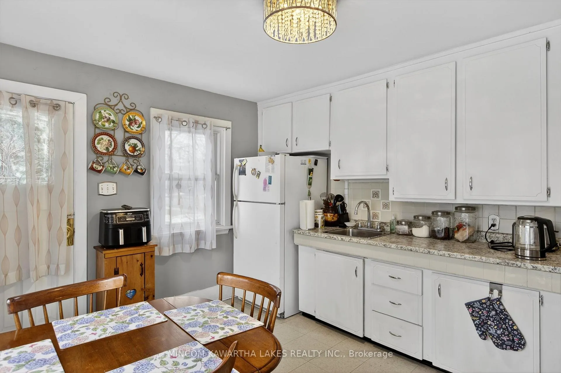 Photo 5 of 469 Edison Avenue, Peterborough, Otonabee Ward 1 — HOMEH