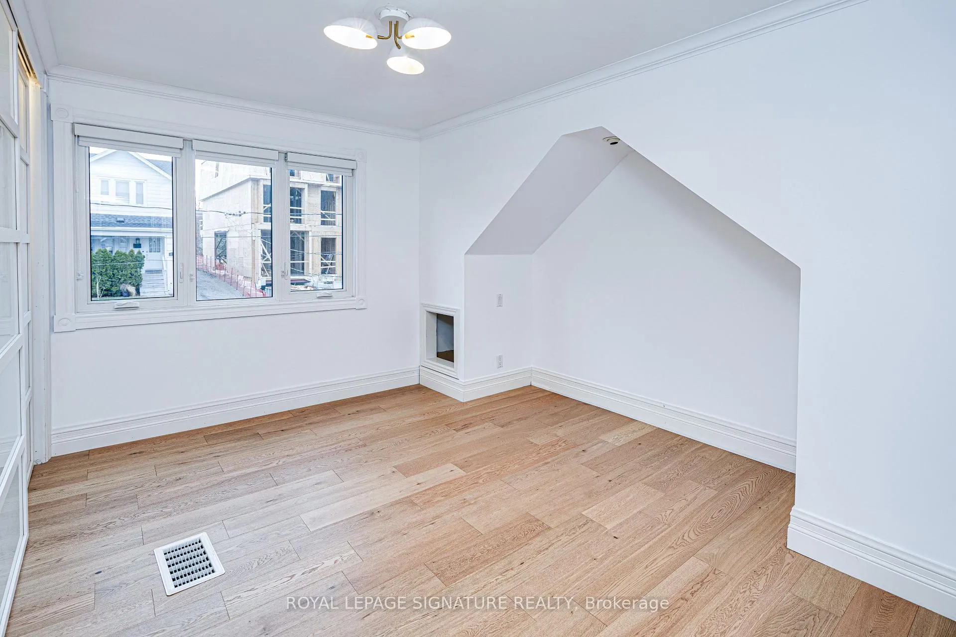 Photo 4 of 218 Lee Avenue, Toronto, The Beaches — HOMEH