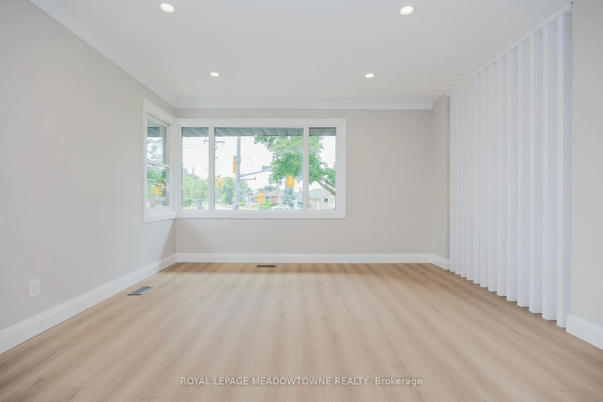 Photo 7 of 92 The Westway, Etobicoke, Kingsview Village-The Westway — HOMEH