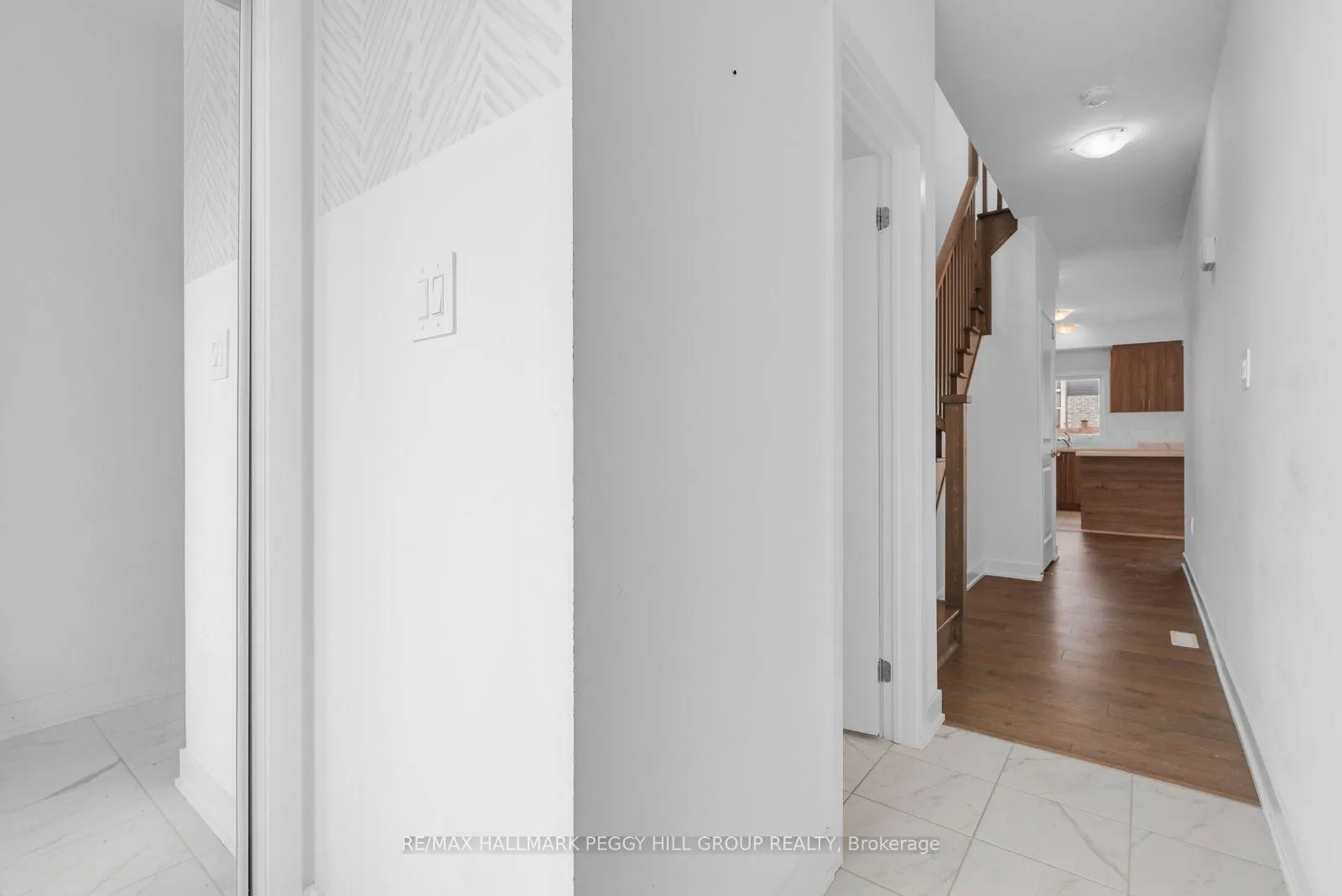 Photo 5 of 37 Turnberry Lane, Barrie, Painswick South — HOMEH