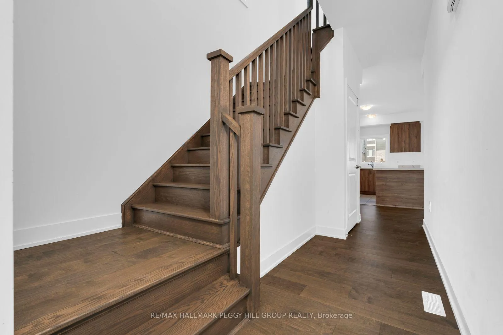 Photo 6 of 37 Turnberry Lane, Barrie, Painswick South — HOMEH