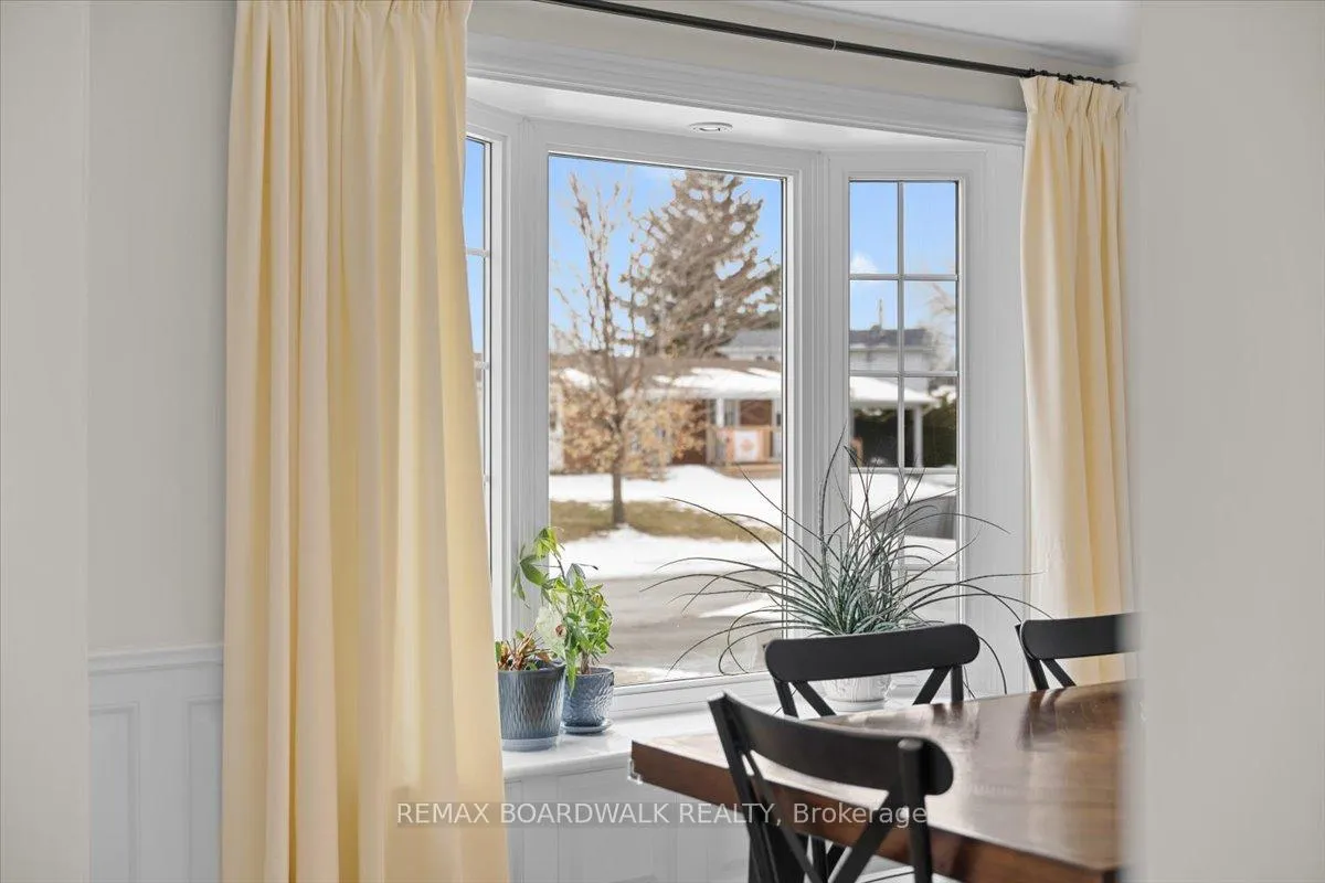 Photo 11 of 373 Hatfield Crescent, Ottawa, Bilberry Creek/Queenswood Heights — HOMEH