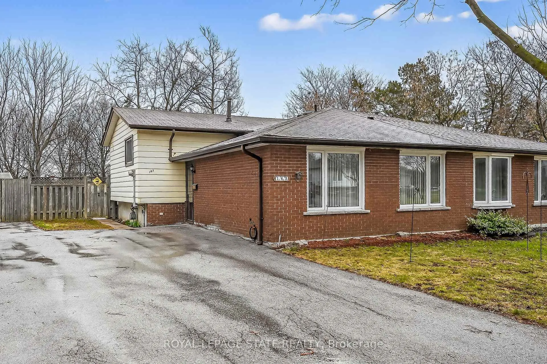 Photo 2 of 143 Cranbrook Drive, Hamilton, Gilkson — HOMEH