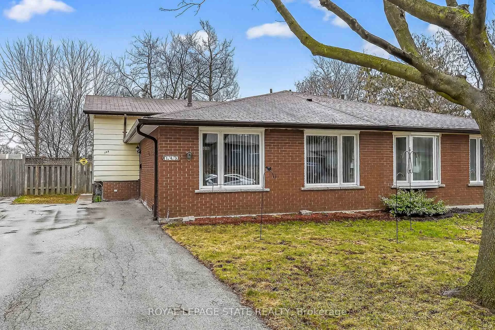 Photo 3 of 143 Cranbrook Drive, Hamilton, Gilkson — HOMEH
