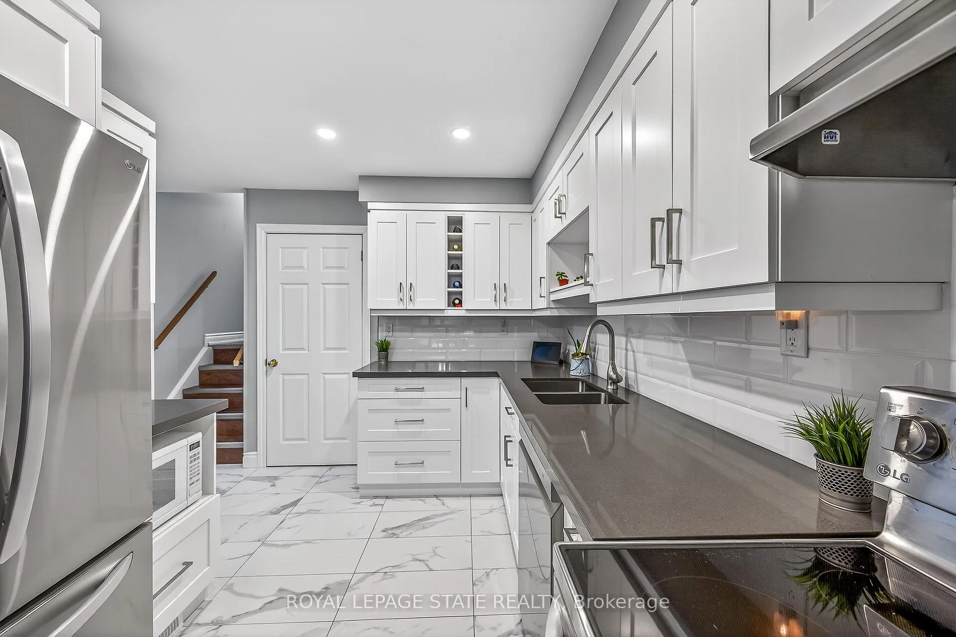 Photo 12 of 143 Cranbrook Drive, Hamilton, Gilkson — HOMEH
