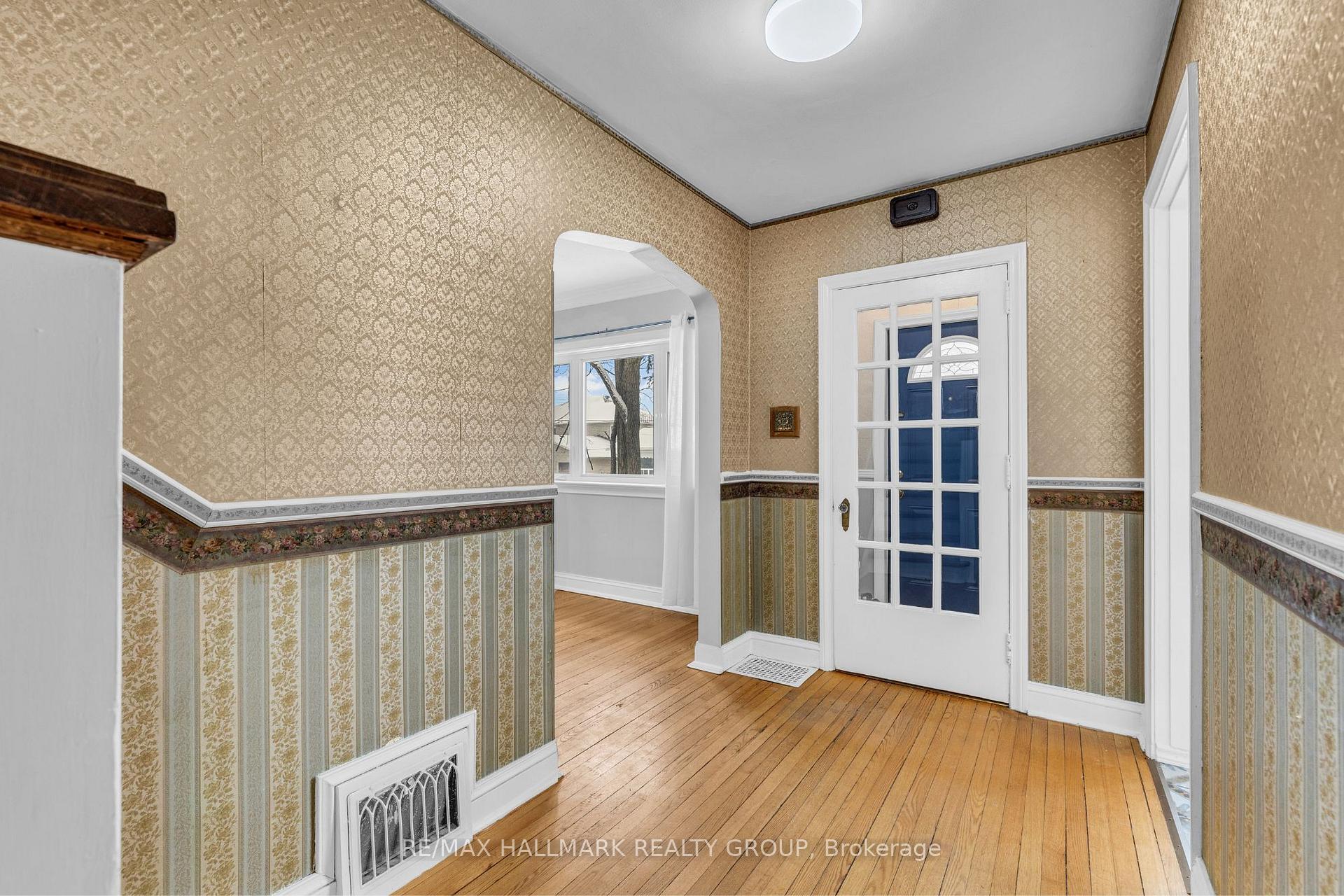 Photo 2 of 1335 Kitchener Avenue, Ottawa, Ellwood — HOMEH