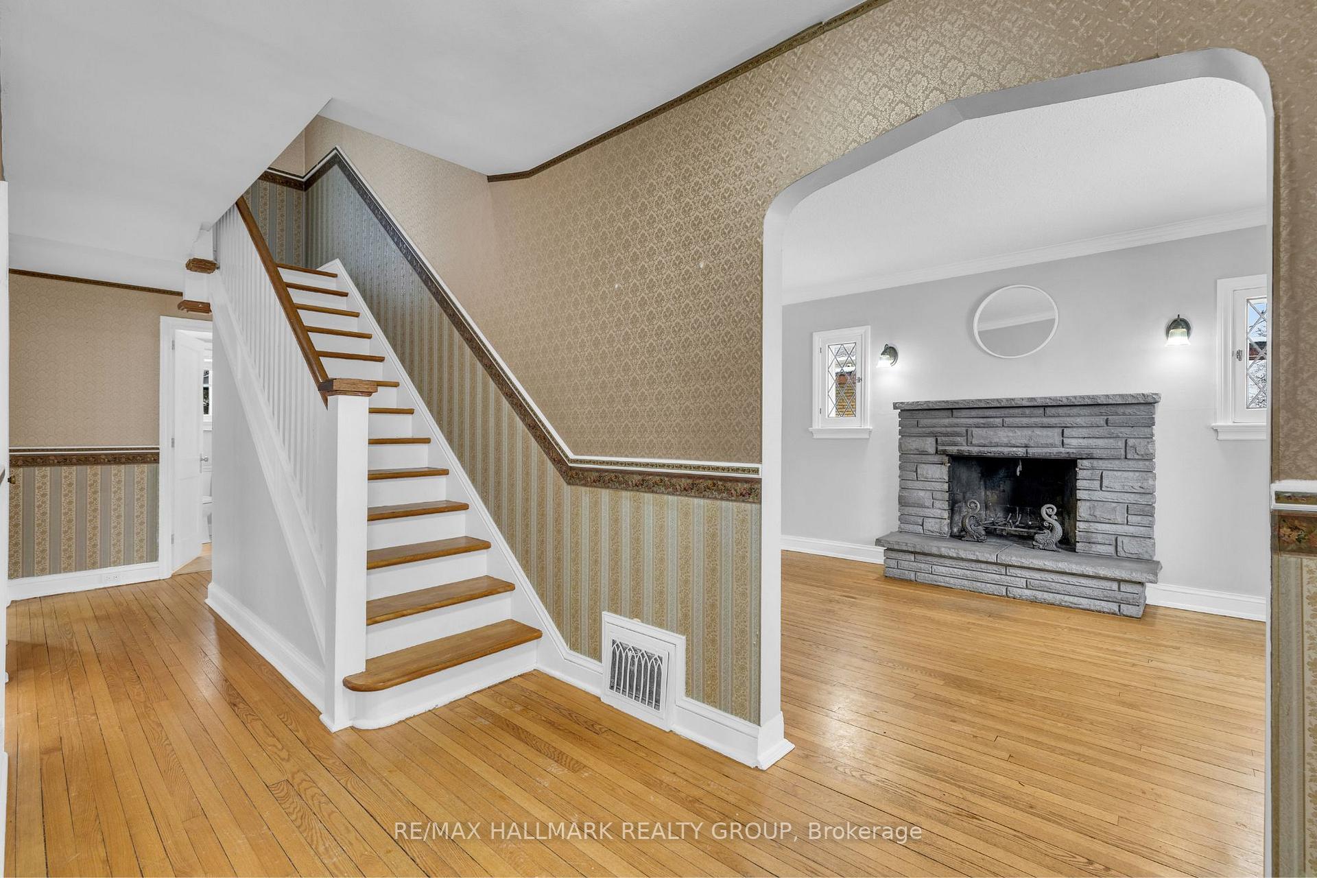Photo 3 of 1335 Kitchener Avenue, Ottawa, Ellwood — HOMEH