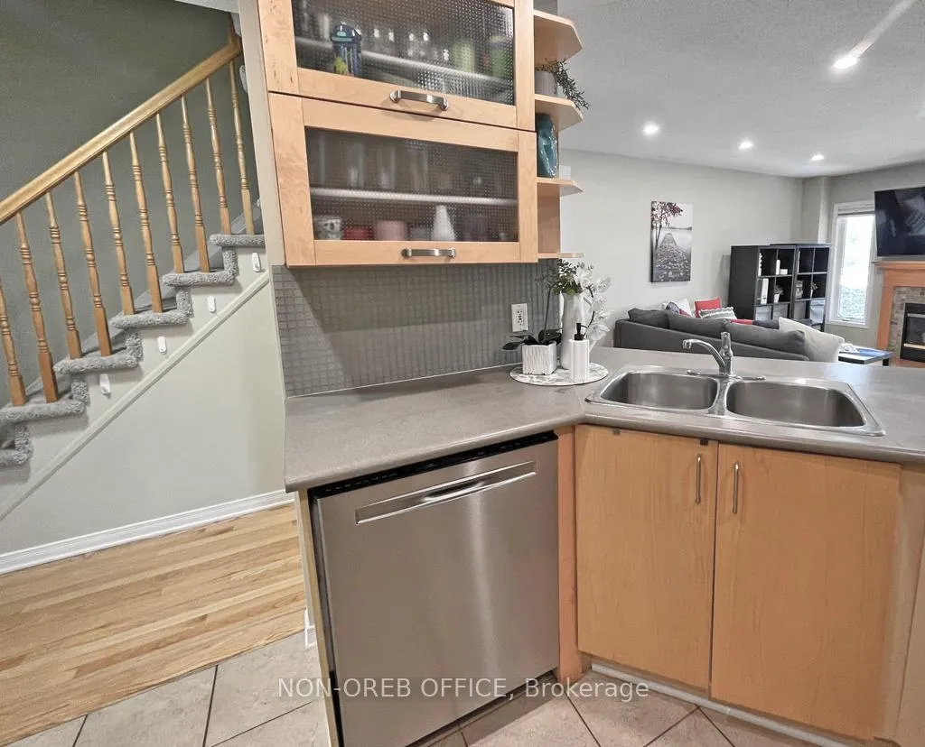 Photo 5 of 105 Tall Oak Private, Ottawa, Riverview Park — HOMEH