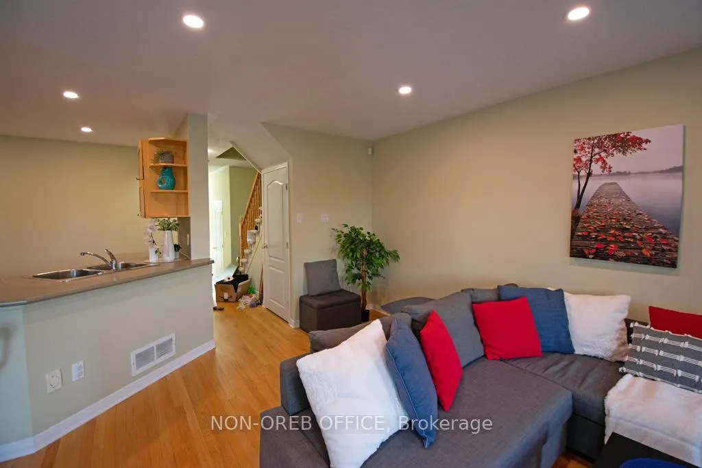 Photo 11 of 105 Tall Oak Private, Ottawa, Riverview Park — HOMEH