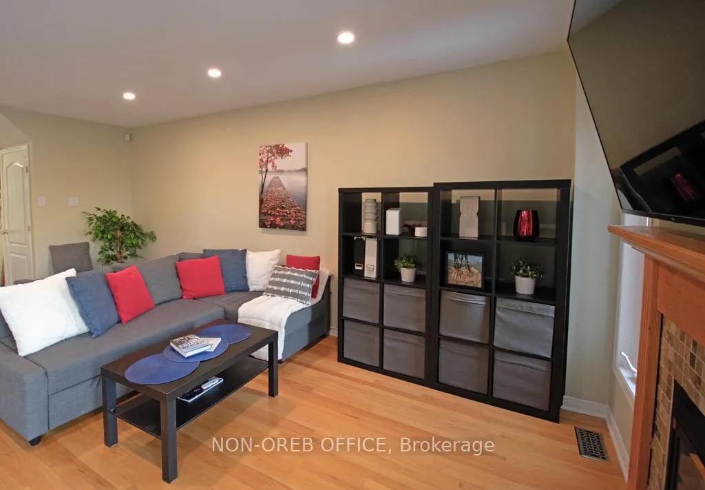 Photo 13 of 105 Tall Oak Private, Ottawa, Riverview Park — HOMEH