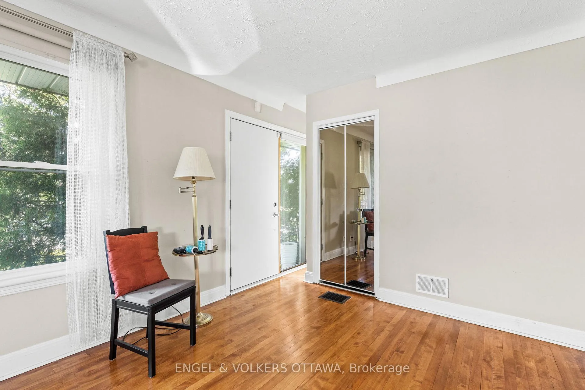 Photo 4 of 1372 Ridgedale Street, Ottawa, Emerald Woods/Sawmill Creek — HOMEH