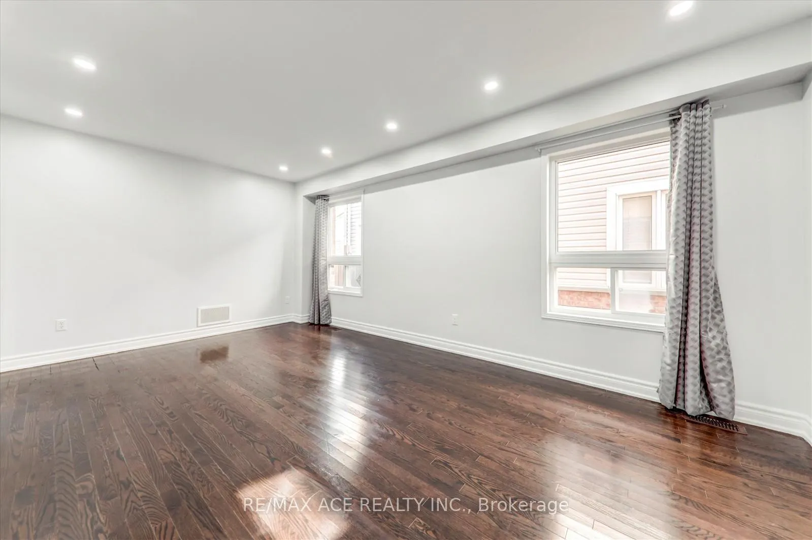 Photo 7 of 836 Fetchison Drive, Oshawa, Taunton — HOMEH