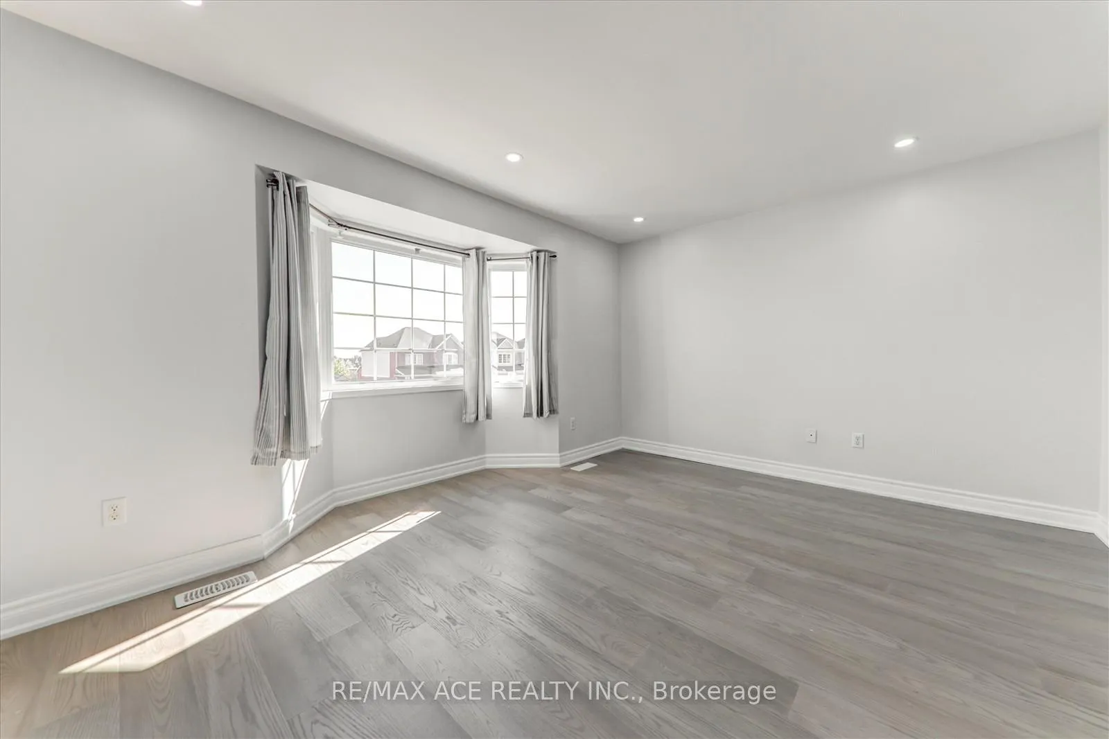 Photo 29 of 836 Fetchison Drive, Oshawa, Taunton — HOMEH