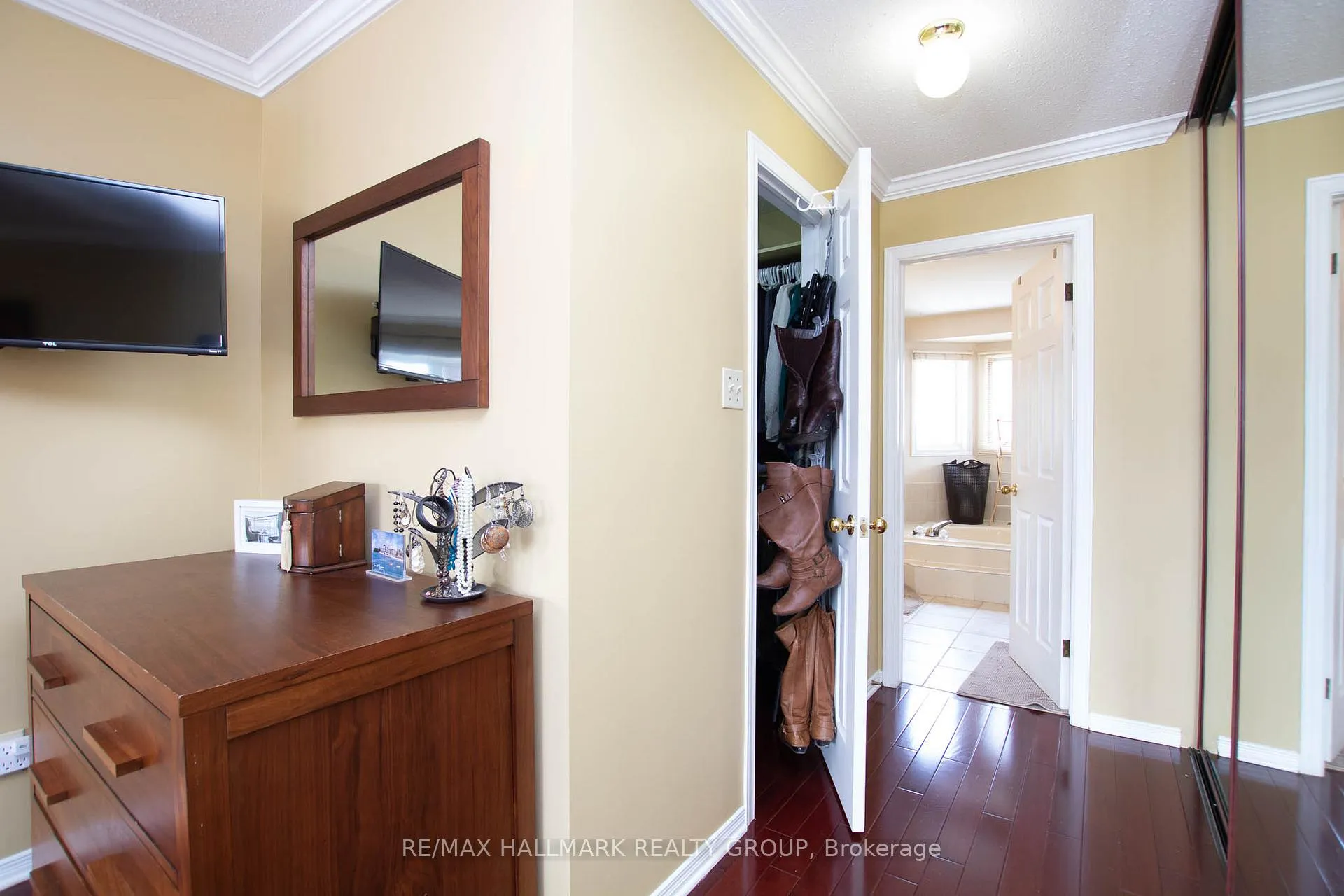 Photo 24 of 25 Claudet Crescent, Ottawa, Hunt Club Park — HOMEH