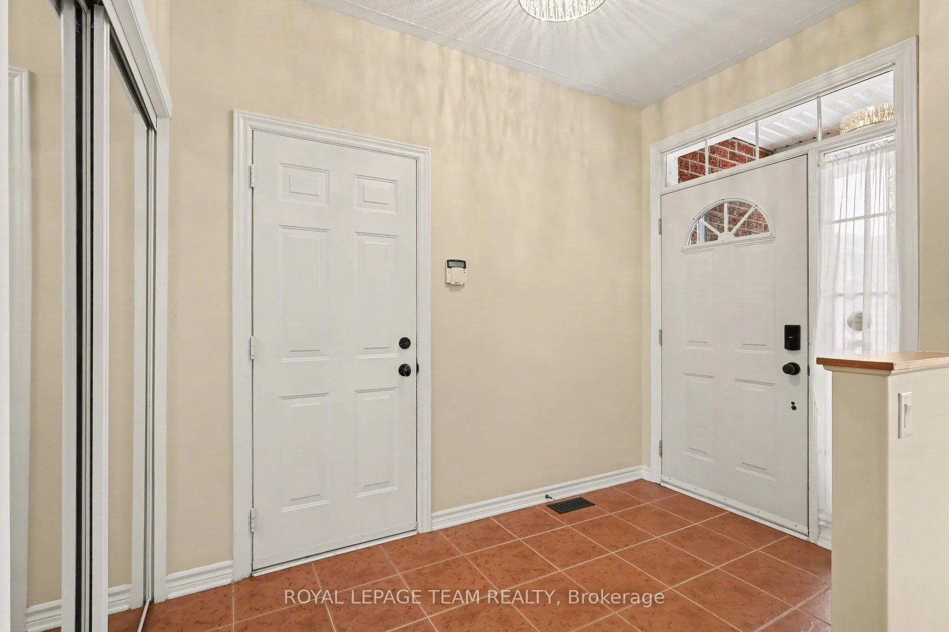 Photo 4 of 751 Vermillion Drive, Ottawa, Riverside South/Gloucester Glen — HOMEH