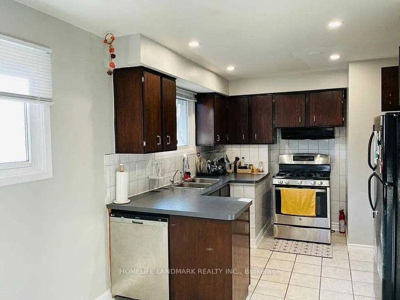 Photo 4 of 9 Terra Cotta Crescent E, Brampton, Brampton East — HOMEH