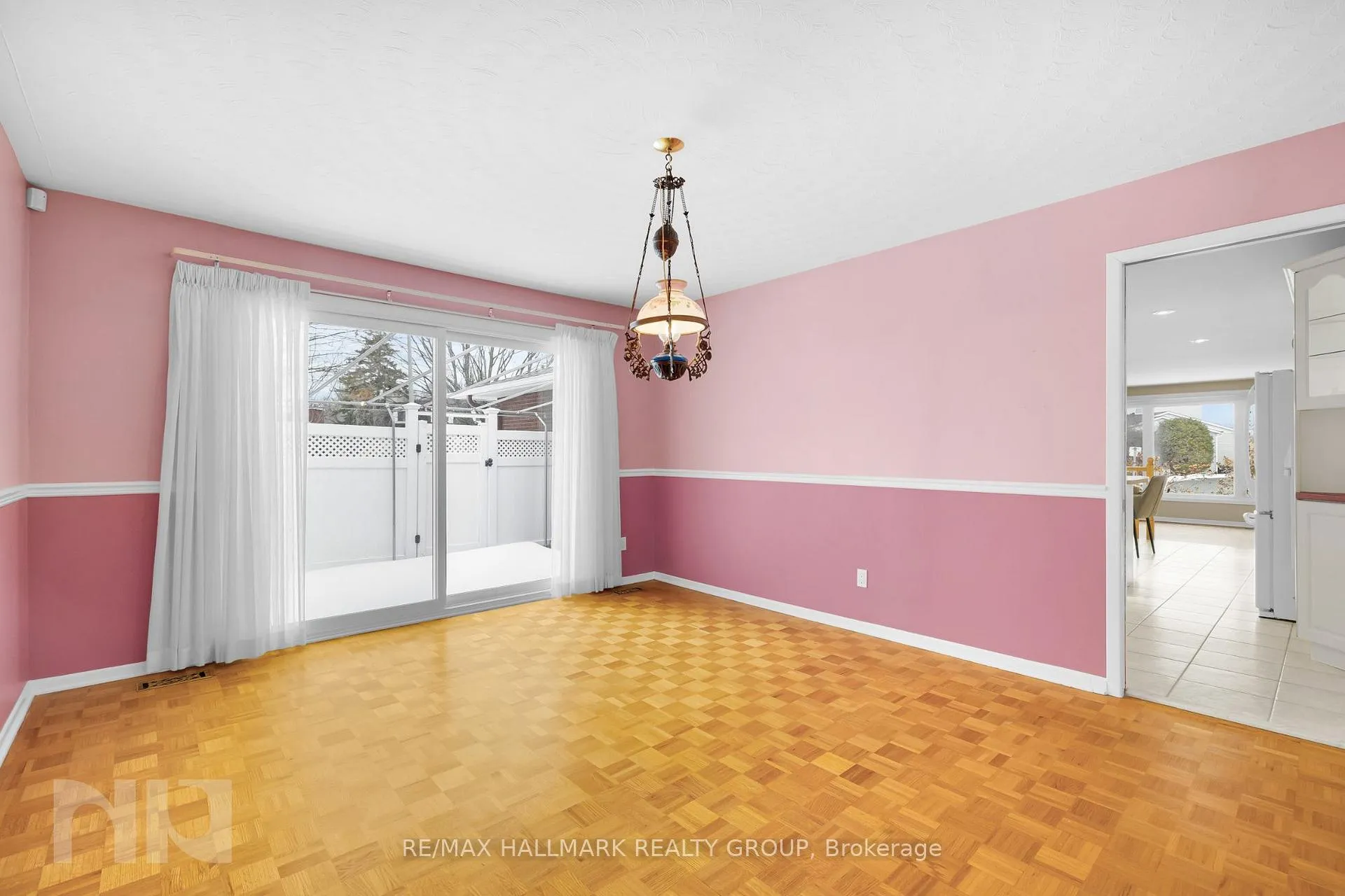 Photo 17 of 2014 Delmar Drive, Ottawa, Playfair Park — HOMEH