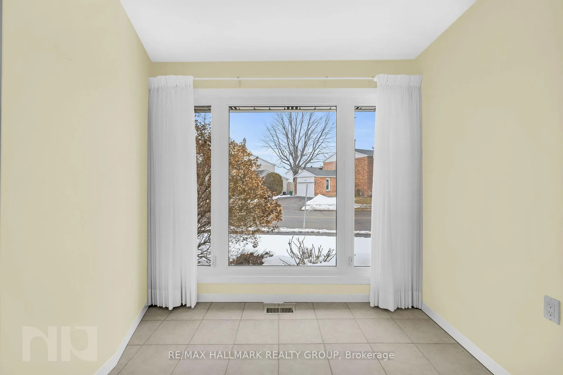 Photo 28 of 2014 Delmar Drive, Ottawa, Playfair Park — HOMEH