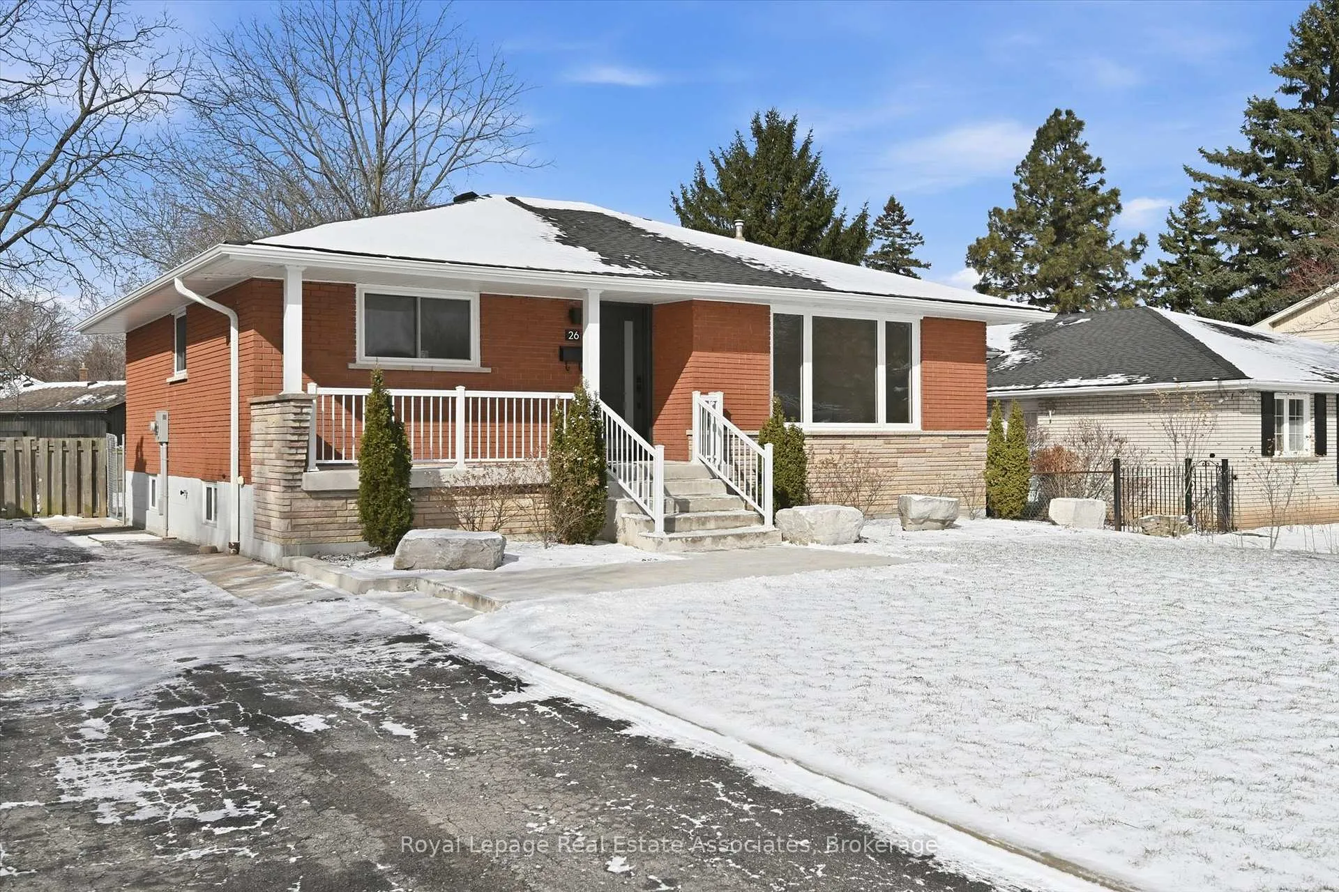 Photo 2 of 26 Geneva Drive, Hamilton, Buchanan — HOMEH