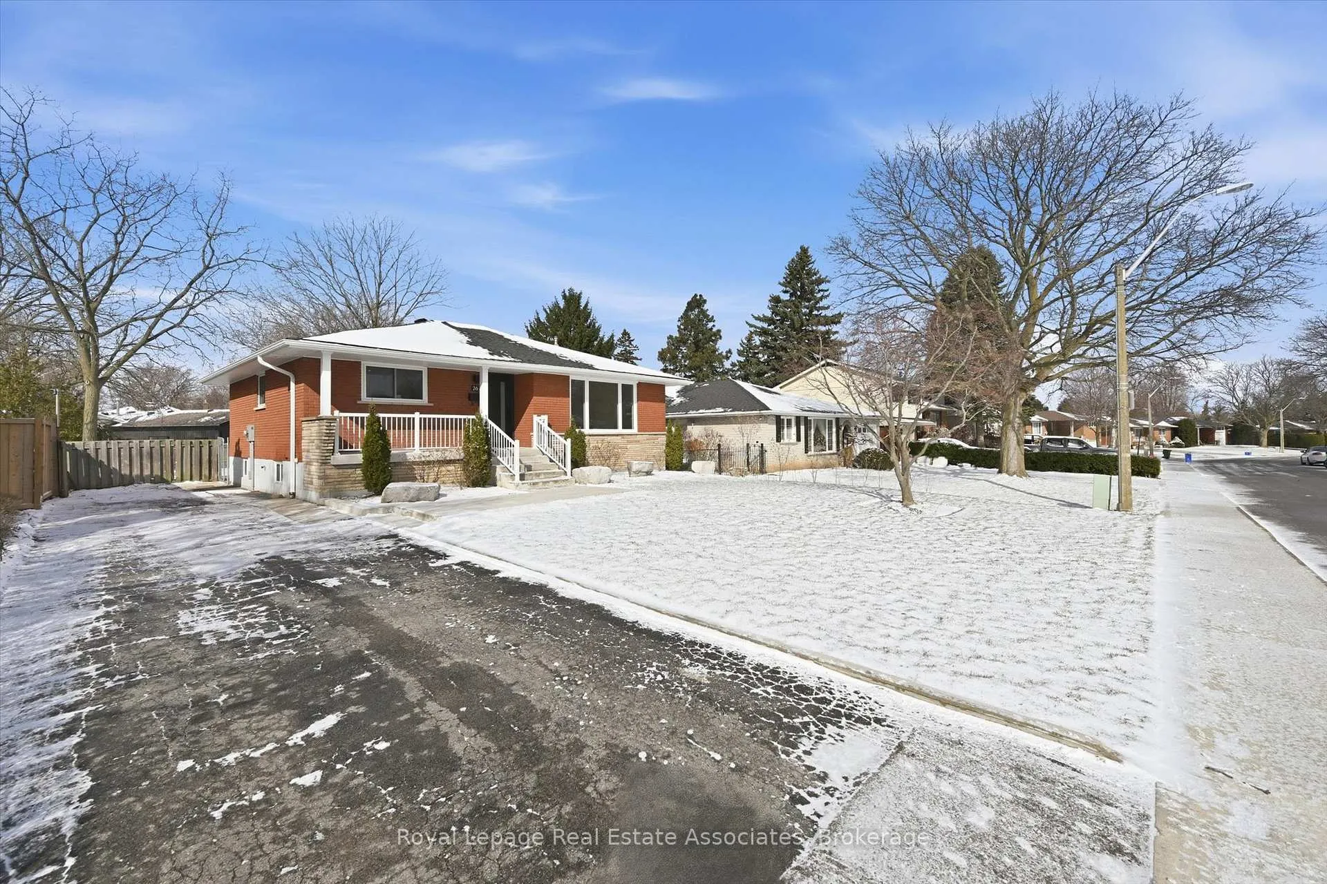 Photo 3 of 26 Geneva Drive, Hamilton, Buchanan — HOMEH