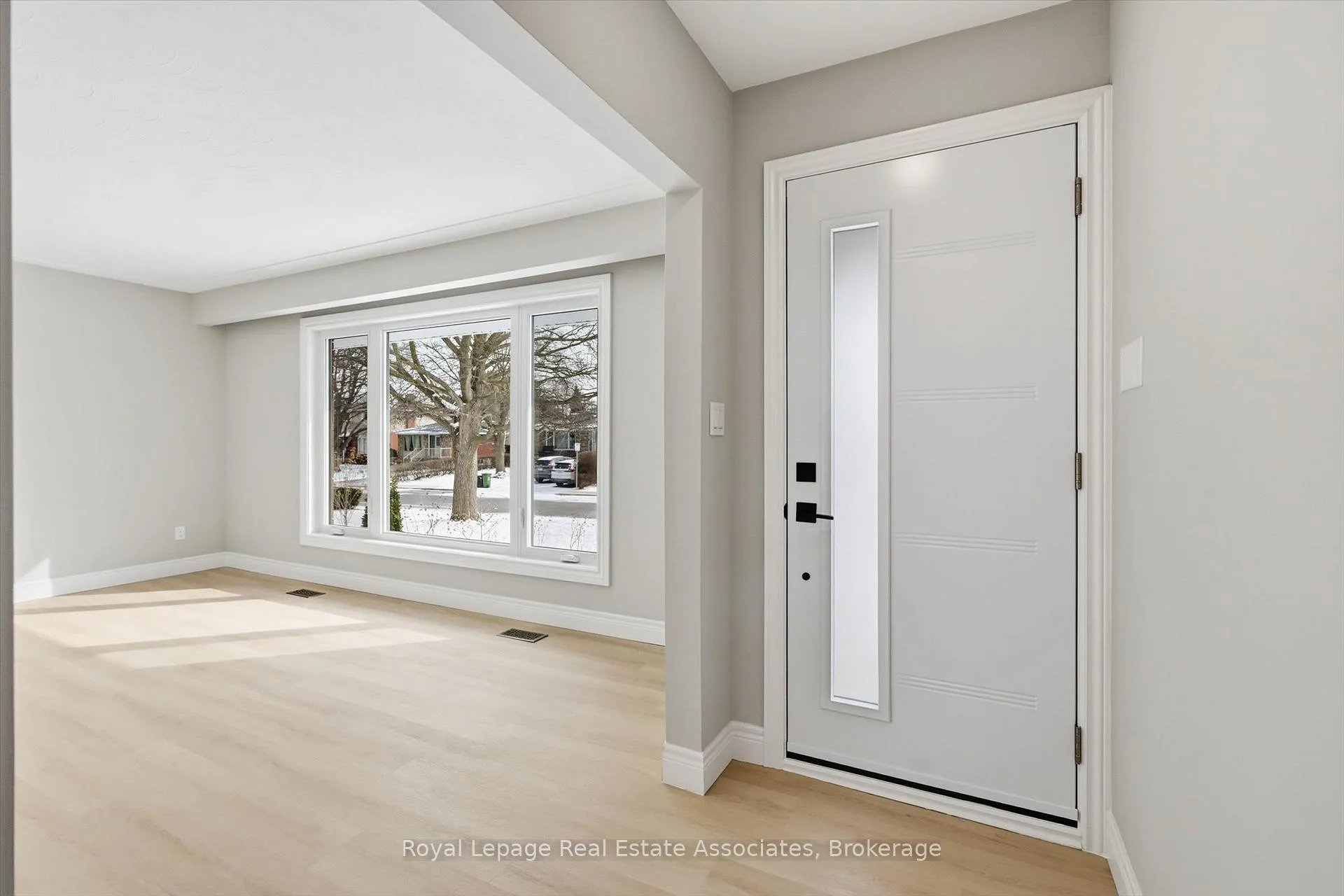 Photo 4 of 26 Geneva Drive, Hamilton, Buchanan — HOMEH