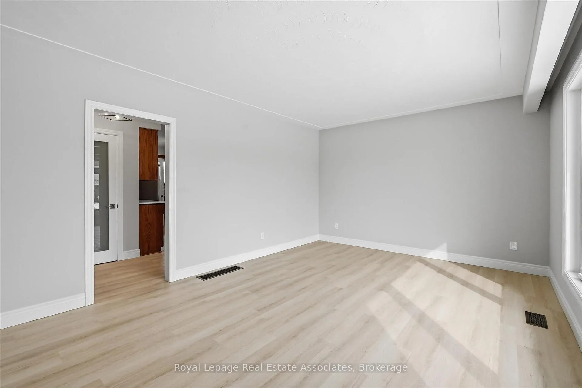 Photo 5 of 26 Geneva Drive, Hamilton, Buchanan — HOMEH