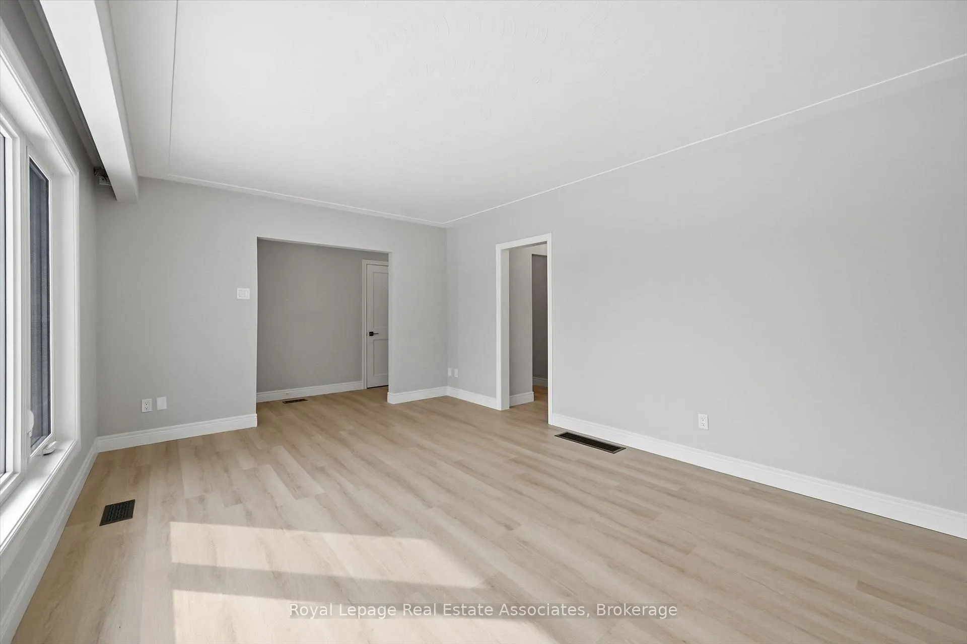 Photo 6 of 26 Geneva Drive, Hamilton, Buchanan — HOMEH