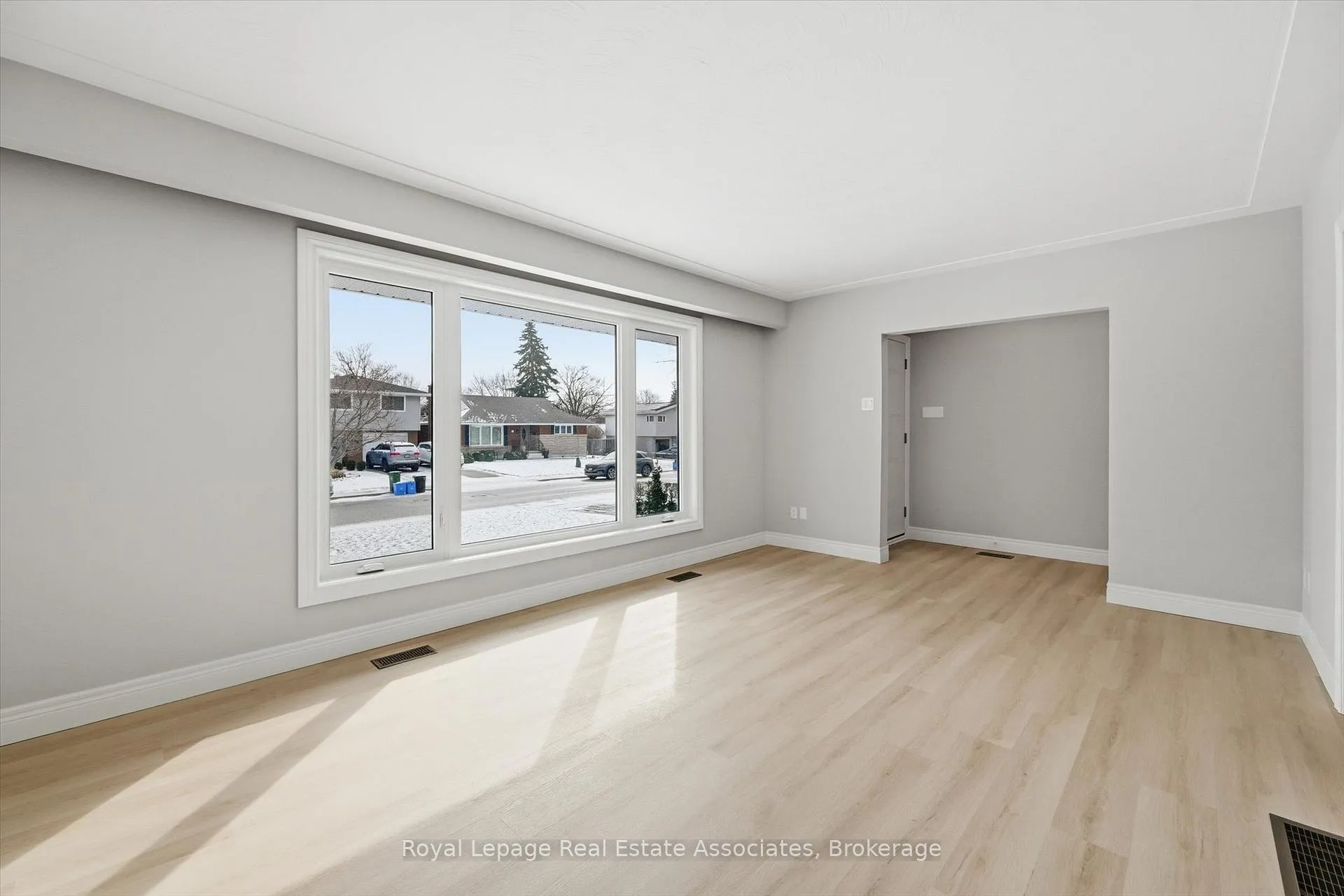 Photo 8 of 26 Geneva Drive, Hamilton, Buchanan — HOMEH