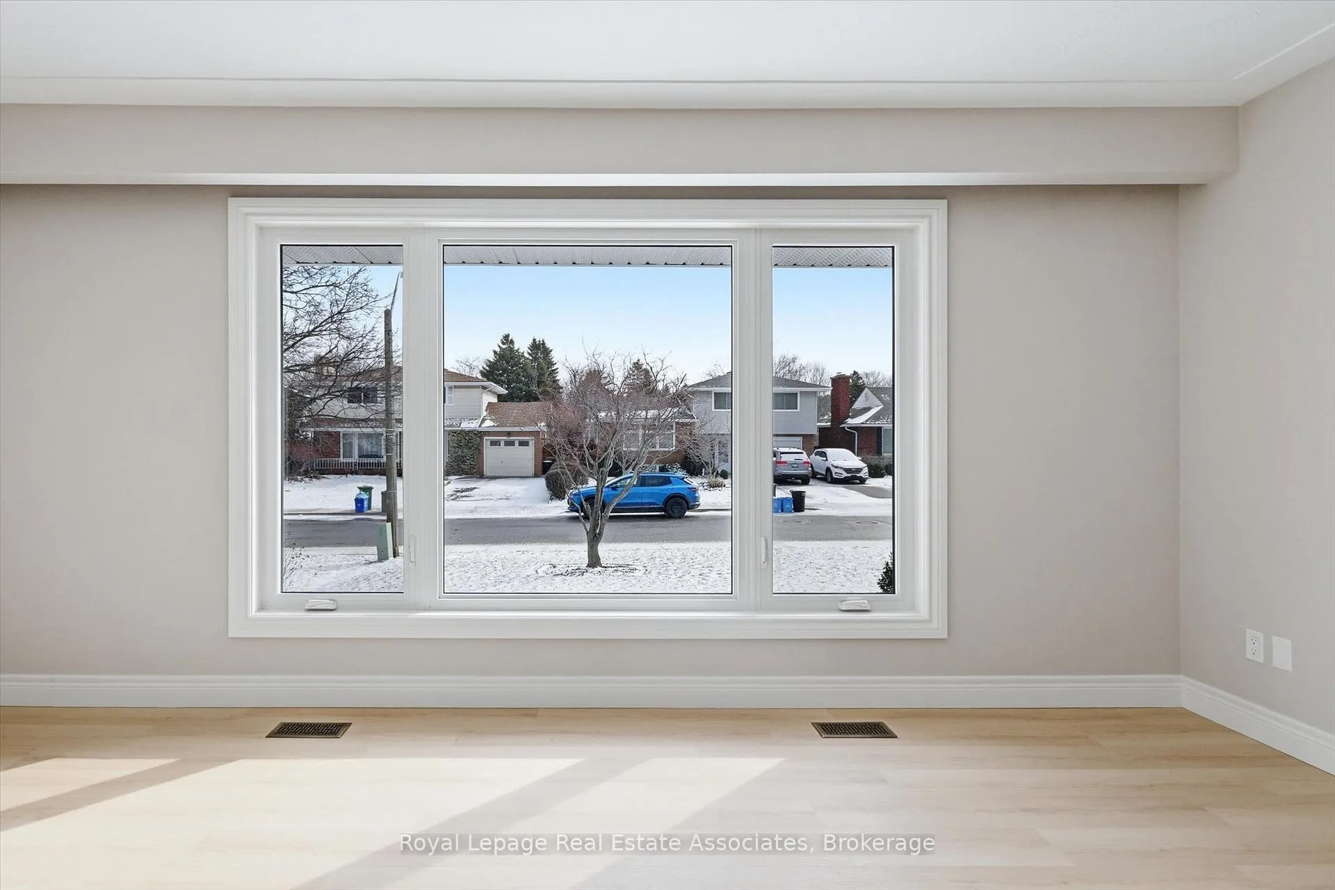 Photo 9 of 26 Geneva Drive, Hamilton, Buchanan — HOMEH